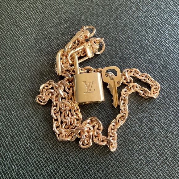 ✅ AUTHENTIC LOUIS VUITTON LOCK&KEY PENDANT - Picture 2 of 6
